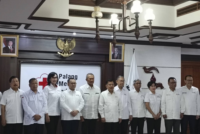 Ketua Umum terpilih Palang Merah Indonesia (PMI) dalam Munas XXII PMI 2024, Jusuf Kalla (JK) resmi melantik jajaran kepengurusan PMI untuk masa bakti 2024-2029 di Markas Pusat PMI, Jakarta Pusat, Jumat (20/12/2024). Foto: Zamachsyari/kumparan