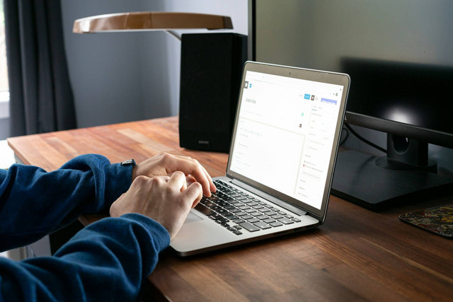 Ilustrasi Cara Membuat Daftar Pustaka Menjorok di Google Docs. Sumber: Unsplash/Justin Morgan