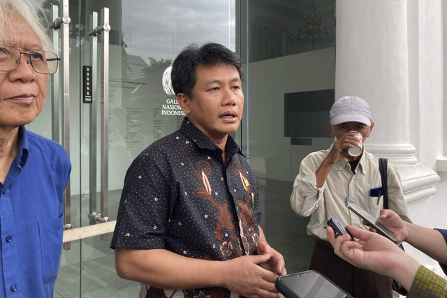 Anggota Komisi X DPR RI Bonnie Triana menjawab pertanyaan wartawan di Galeri Nasional Indonesia, Jakarta Pusat, Jumat (20/12/2024). Foto: Alya Zahra/kumparan 