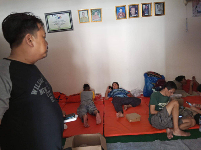 Warga Gedung Setan Surabaya yang mengungsi di Balai RW. Foto: Masruroh/Basra