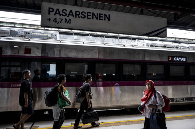 Sejumlah penumpang berjalan menuju gerbong kereta api Kereta api Gaya Baru Malam Selatan di Stasiun Senen, Jakarta, Sabtu (21/12/2024). Foto: Aprillio Akbar/ANTARA FOTO