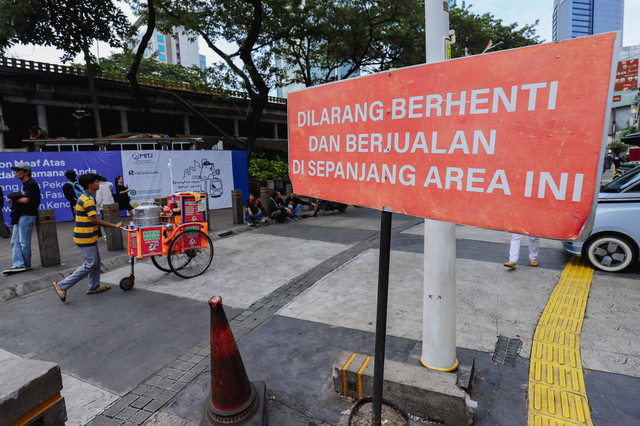 Ilustrasi pedagang kaki lima (PKL): PKL terlihat berjualan di jalur pejalan kaki di Jalan Blora, Jakarta Pusat, Sabtu (20/12/2024). Foto: Jamal Ramadhan/kumparan