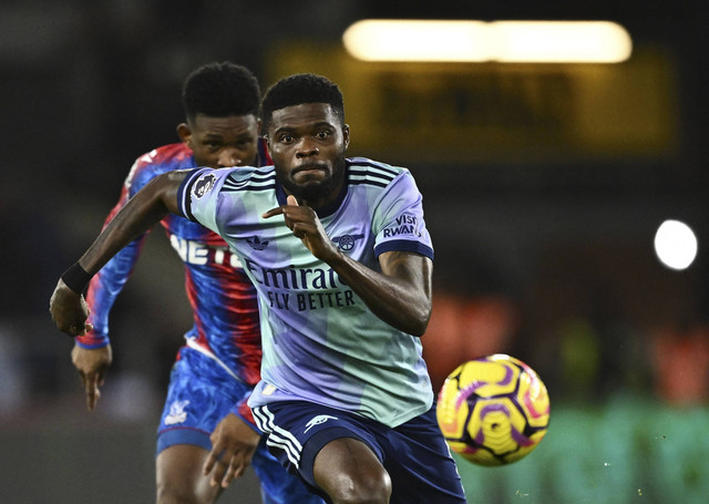 Pemain Arsenal Thomas Partey beraksi dengan pemain Crystal Palace Jefferson Lerma pada pertandingan Liga Inggris antara Crystal Palace melawan Arsenal di Selhurst Park, London, Inggris, Minggu (22/12/2024) dini hari WIB. Foto: Dylan Martinez/REUTERS