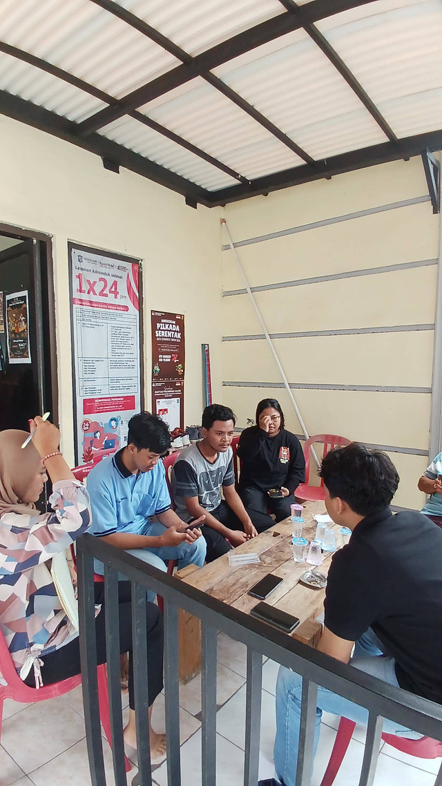 Berdiskusi Bersama Kartar Membahas Proker Pambuatan Website Untuk Karang taruna (Sumber: Dokumentasi Pribadi)
