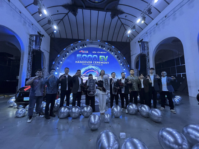 Chery serahkan 5.000 mobil listrik kepada konsumennya di kawasan SCBD, Jakarta Selatan, Minggu (22/12/2024). Foto: Fitra Andrianto/kumparan