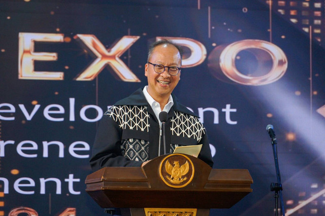 Menperin Agus Gumiwang Kartasasmita menutup acara IDEA Expo di Jakarta, Jumat (20/12/2024). Foto: Kemenperin