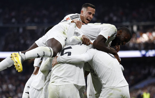 Pemain Real Madrid, Federico Valverde, merayakan gol kedua dengan rekan setimnya pada pertandingan Liga Spanyol antara Real Madrid vs Sevilla di Santiago Bernabeu, Madrid, Spanyol, Minggu (22/12/2024) malam WIB. Foto: Juan Medina/REUTERS
