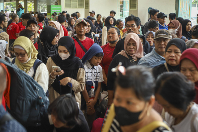 Sejumlah calon penumpang mengantre di Stasiun Senen, Jakarta, Senin (23/12/2024). Foto: Iqbal Firdaus/kumparan