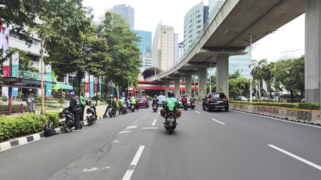 Situasi arus lalu lintas di Jalan H.R. Rasuna Said, Jakarta Selatan, Senin (23/12/2024). Foto: Jonathan Devin/kumparan