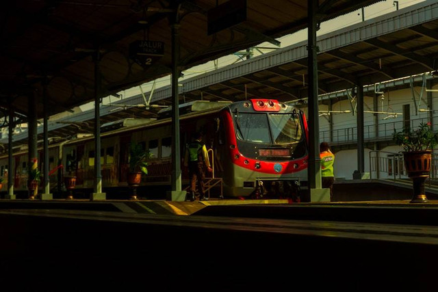Stasiun kereta dekat Ciumbuleuit. Foto hanyalah ilustrasi bukan tempat sebenarnya. Sumber: Unsplash/Bantar Prakoso