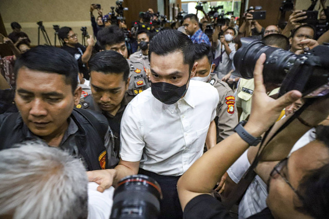 Terdakwa kasus dugaan korupsi Harvey Moeis menghadiri sidang pembacaan vonis di Pengadilan Tipikor, Jakarta, Senin (23/12/2024). Foto: Iqbal Firdaus/kumparan