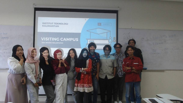 Gambar 1. Siswa kelas XII mengabadikan momen bersama dengan mahasiswa ITK yang menjadi asisten di dalam kelas. (sumber: dok. Prodi Fisika ITK)