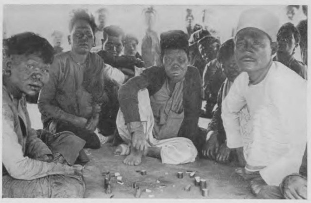 Penderita kusta sedang bermain catur. Foto: Piet Telder, 1938.