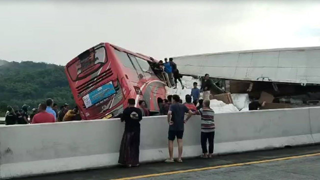 Kecelakaan bus pariwisata dan truk di KM 77 Tol Pandaan Malang, Senin (23/12/2024). Foto: Dok. Istimewa