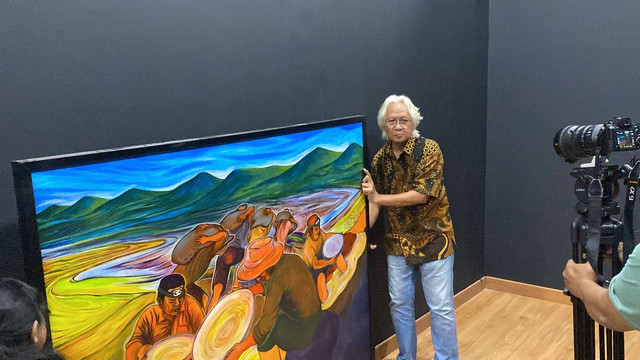 Pelukis Yos Suprapto menurunkan sejumlah lukisannya di Galeri Nasional, Jakarta pada Senin (23/12/2024). Foto: Abid Raihan/kumparan