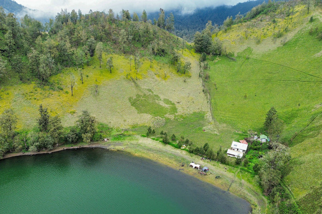 Foto udara lokasi berkemah Ranu Kumbolo di Kawasan Taman Nasional Bromo Tengger Semeru (TNBTS), Lumajang, Jawa Timur, Senin (23/12/2024). Foto: Irfan Sumanjaya/ANTARA FOTO
