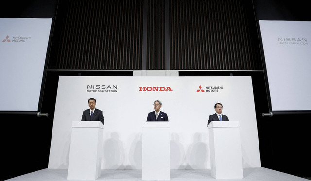 Makoto Uchida Presiden dan CEO Nissan Motor Corporation, Toshihiro Mibe Presiden Honda dan Takao Kato, Presiden dan CEO Mitsubishi Motors saat konferensi pers bersama mengenai pembicaraan merger mereka, di Tokyo, Jepang, Senin (23/12/2024). Foto: Kim Kyung-Hoon/REUTERS