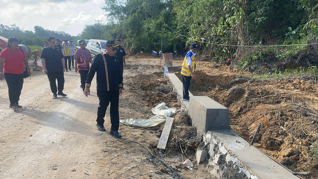 Ketua Komisi V DPR RI Lasarus meninjau pembangunan ruas jalan Simpang Medang-Nanga Mau, Kabupaten Sintang. (Foto: Yus/Hi! Pontianak)