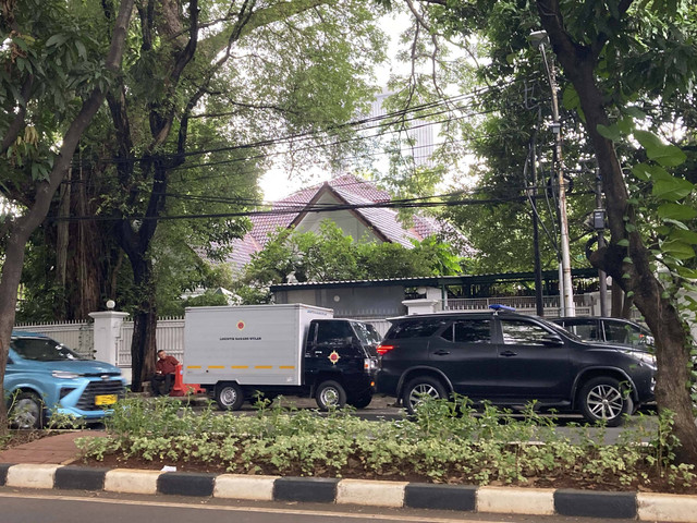 Suasana rumah Ketua Umum PDIP Megawati Soekarno Putri usai penetapan Sekretaris Jenderal (Sekjen) PDI Perjuangan, Hasto Kristiyanto sebagai tersangka KPK, di Jalan Teuku Umar 27A, Jakarta Pusat, Selasa (24/12/2024). Foto: Alya Zahra/kumparan