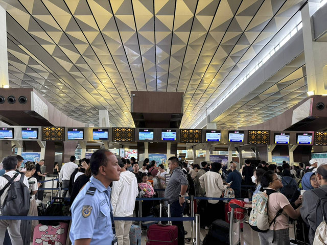 Suasana di Terminal 3 Bandara Soekarno-Hatta, Tangerang lebih ramai dibanding hari biasanya jelang libur Nataru, Selasa (24/12/2024). Foto: Luthfi Humam/kumparan
