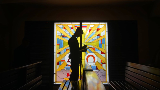 Sterilisasi personel Rim Gegana Polda Sumsel sebelum dilakukannya misa natal di Gereja Santo Yosef Palembang, Selasa (14/12) Foto: ary priyanto/urban id