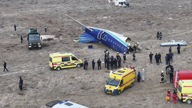 Foto udara lokasi jatuhnya pesawat penumpang Azerbaijan Airlines di dekat kota Aktau, Kazakhstan pada 25 Desember 2024. Foto: Azamat Sarsenbayev/Reuters