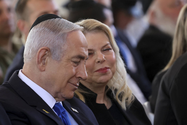 PM Israel Benjamin Netanyahu didampingi istri PM Israel Sara Netanyahu, dalam sebuah upacara peringatan bagi warga Israel yang terbunuh pada hari ulang tahun penanggalan Ibrani dari serangan Hamas pada 7 Oktober 2024. Foto: Gil Cohen-Magen/AFP