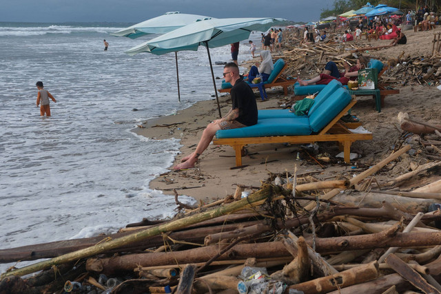 Nelayan mempersiapkan jaring untuk melaut di tengah sampah kiriman yang berserakan di kawasan Pantai Kedonganan, Badung, Bali, Jumat (27/12/2024). Foto: ANTARA FOTO/Nyoman Hendra Wibowo