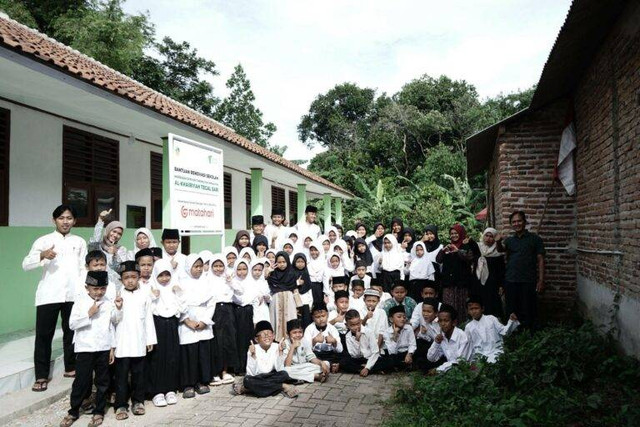 Hampir roboh, Madrasah Diniyah Takmiliyah Awaliyah (MDTA) Al-Khairiyah, yang berlokasi di Tegalsari, Walantaka, Kota Serang telah berhasil di renovasi atas kerjasama Dompet Dhuafa bersama PT Matahari Department Store dalam upaya peningkatkan mutu pendidikan.