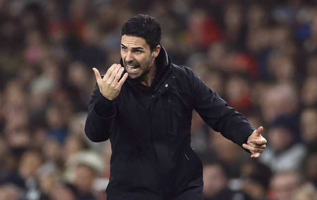 Pelatih Arsenal Mikel Arteta menyampaikan intruksi kepada pemainnya pada pertandingan Liga Inggris di Emirates Stadium, London, Inggris, Jumat (27/12/2024). Foto: Ian Walton/Reuters