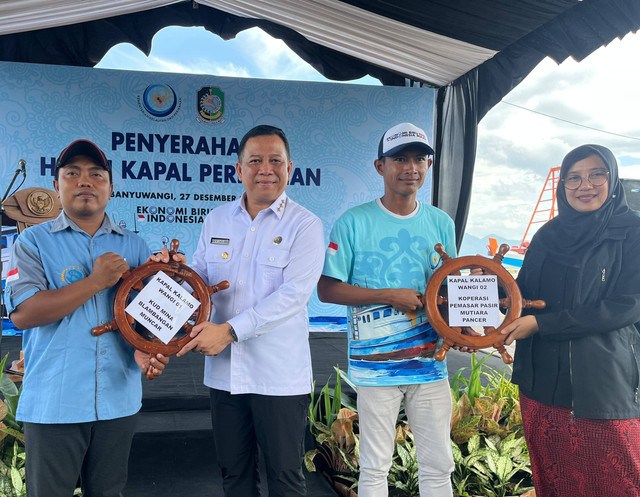 KKP menyerahkan dua kapal asing hasil tangkapan illegal fishing ke nelayan. 