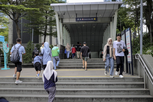 Sejumlah penumpang berjalan menuju Stasiun MRT Dukuh di Dukuh Atas, Jakarta, Sabtu (28/12/2024). Foto: Jamal Ramadhan/kumparan