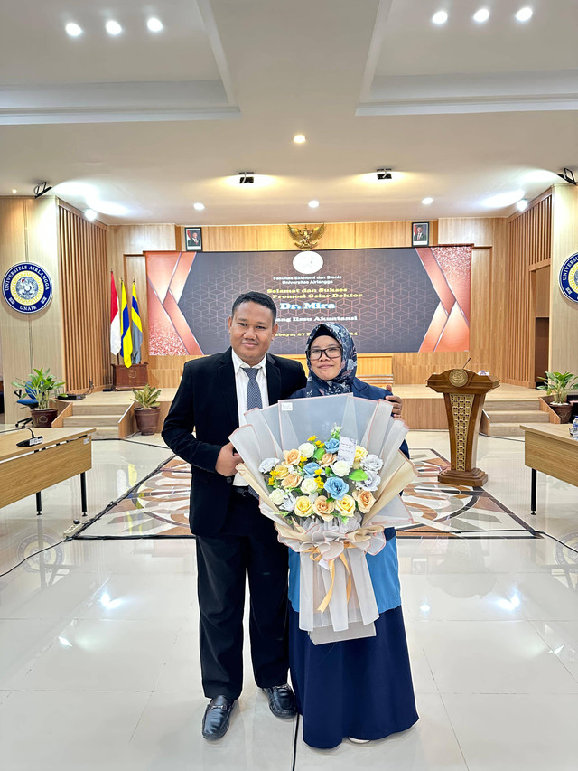 Ketua Program Studi Akuntansi FEB Unismuh Makassar Dr Mira bersama dengan sang suami usai mengikuti promosi doktor FEB Universitas Airlangga