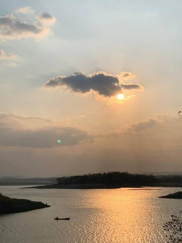 Foto menunjukkan pemandangan waduk Malahayu di sore hari.