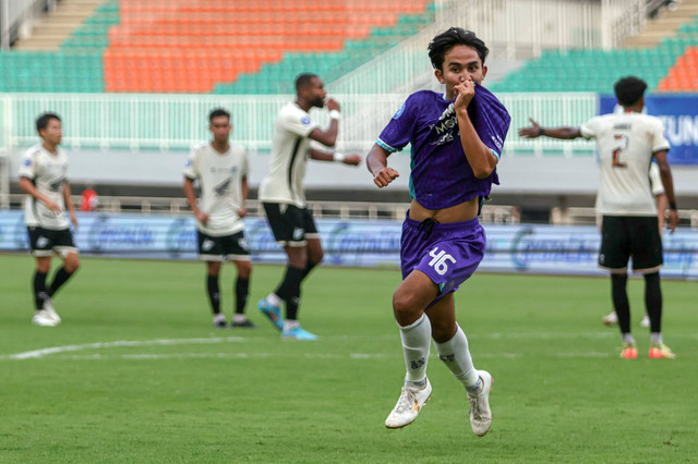 Selebrasi pemain Persita Yardan Yani usai mencetak gol ke gawang PSM Makassar pada pertandinggan Liga 1 di Stadion Pakansari, Kabupaten Bogor, Jawa Barat, Minggu (29/12/2024). Foto: Yulius Satria Wijaya/ANTARA FOTO