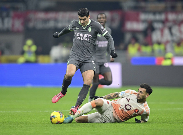 Pemain AC Milan Alvaro Morata beraksi dengan pemain AS Roma Leandro Paredes pada pertandingan Liga Italia antara AC Milan vs AS Roma di San Siro, Milan, Italia, Senin (30/12/2024) dini hari WIB. Foto: Daniele Mascolo/REUTERS