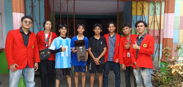 Foto bersama Mahasiswa KKN dengan remaja setempat