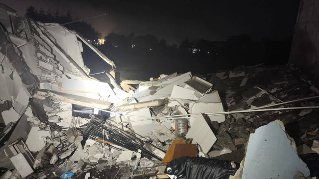 Rumah vila di kawasan Villa Manzara, Desa Oro-Oro Ombo, Kecamatan/Kota Batu, ambruk akibat tanah longsor, Senin (30/12/2024) Foto: BPBD Kota Batu