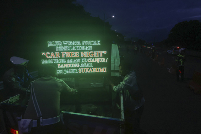 Petugas kepolisian melakukan penutupan jalur di pintu keluar tol Gadog, Ciawi, Kabupaten Bogor, Jawa Barat, Selasa (31/12/2024). Foto: Yulius Satria Wijaya/ANTARA FOTO