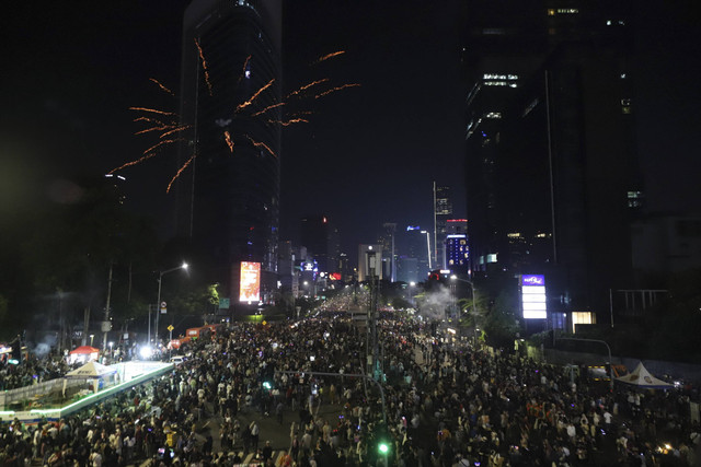 Suasana saat Car Free Night menyambut malam tahun baru 2025 di Jalan Sudirman, Jakarta, Selasa (31/12/2024). Foto: Iqbal Firdaus/kumparan