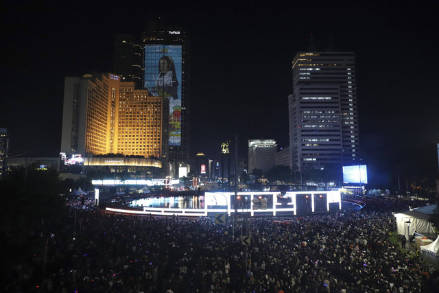 Suasana saat Car Free Night menyambut malam tahun baru 2025 di Jalan Sudirman, Jakarta, Selasa (31/12/2024). Foto: Iqbal Firdaus/kumparan