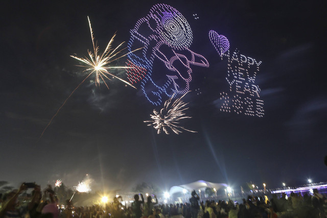 Wisatawan menyaksikan pertunjukan 1000 drone light di Pantai Lagoon, Taman Impian Jaya Ancol, Jakarta, Rabu (1/1/2025). Foto: Asprilla Dwi Adha/ANTARA FOTO
