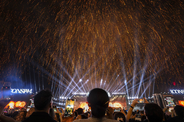 Sejumlah warga menyaksikan pesta kembang api pada malam tahun baru 2025 di Bangkok, Thailand, Rabu (1/1/2025). Foto: CHANAKARN LAOSARAKHAM/AFP