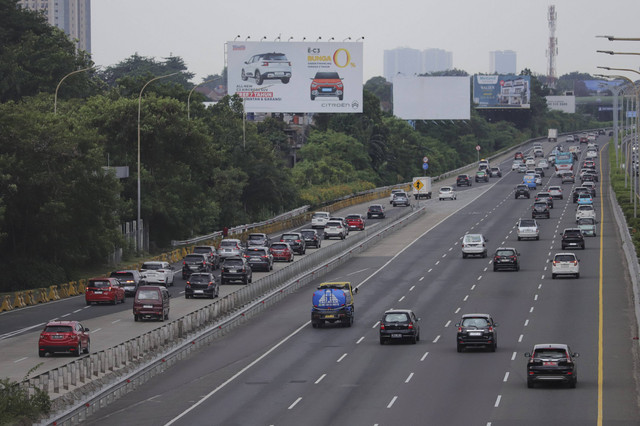 Suasana jalan tol Jagorawi di Jalan Lingkar Luar Selatan, Ceger, Cipayung, Jakarta Timur, Rabu (1/1/2025). Foto: Jamal Ramadhan/kumparan
