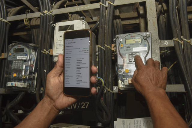 Warga mengisi token listrik di kawasan Rumah Susun Bendungan Hilir, Jakarta, Rabu (1/1/2025). Foto: Indrianto Eko Suwarso/ANTARA FOTO