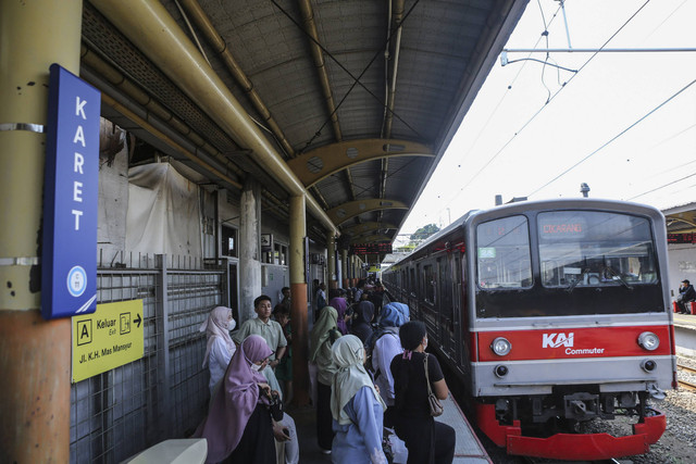 Penumpang menunggu Kereta Rel Listrik (KRL) Commuterline berhenti di Stasiun Karet, Jakarta, Kamis (2/1/2025). Foto: Asprilla Dwi Adha/ANTARA FOTO