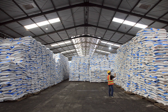 Pekerja mendata jumlah stok pupuk di gudang penyimpanan pupuk Distribution Center, Medan, Sumatera Utara, Kamis (2/1/2025). Foto: Yudi Manar/Antara Foto