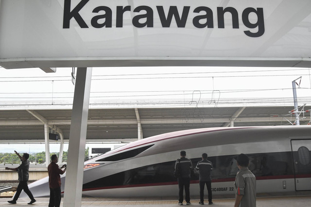Kereta cepat Whoosh saat berhenti di Stasiun Whoosh Karawang, Kabupaten Karawang, Jawa Barat, Selasa (24/12/2024). Foto: Fakhri Hermansyah/ANTARA FOTO