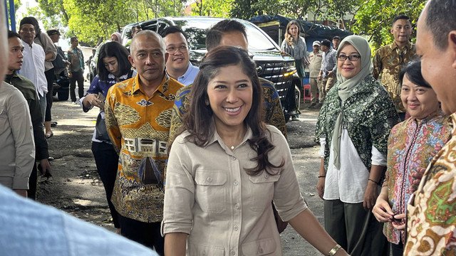 Menteri Komunikasi dan Digital (Komdigi) Meutya Hafid, mengunjungi Kampung Wisata Keramik Dinoyo, Malang, Jawa Timur, Sabtu (4/1/2025). Foto: Alya Zahra/kumparan 