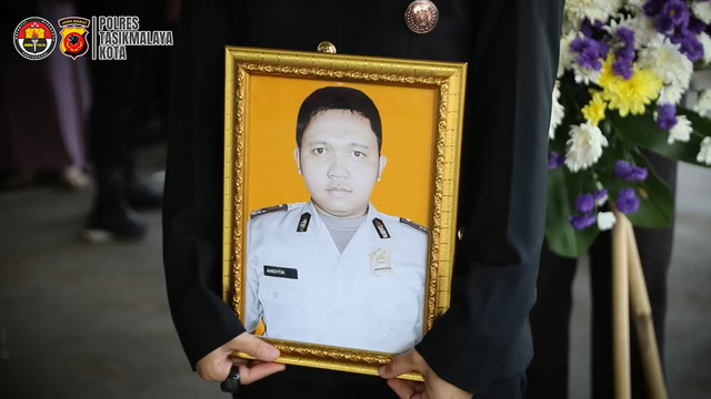 Upacara pemakaman Aipda Anumerta Anditia Munartomo.  Foto: Dok. Polres Tasikmalaya